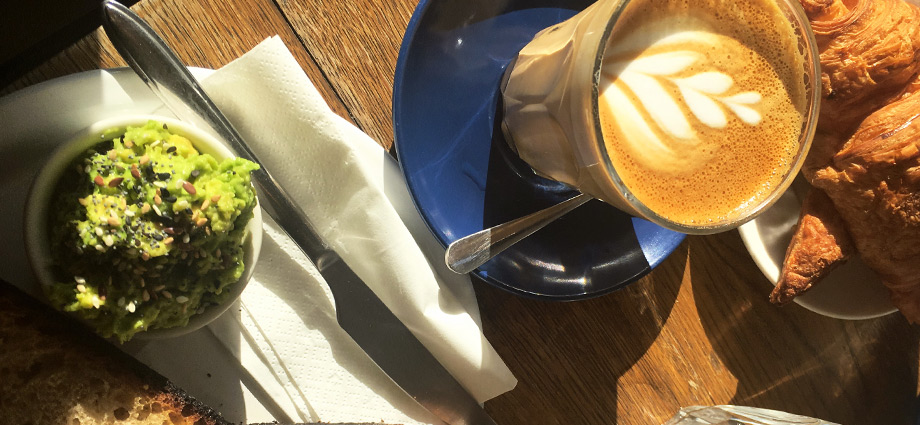 avokado-toast-latte-art-paris