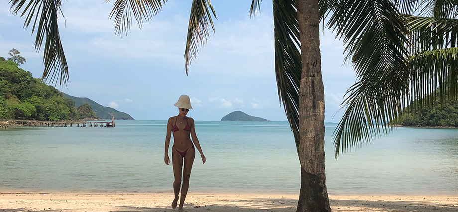 travel-unique-islands-girl-on-beach-hidden-island-close-to-bangkok