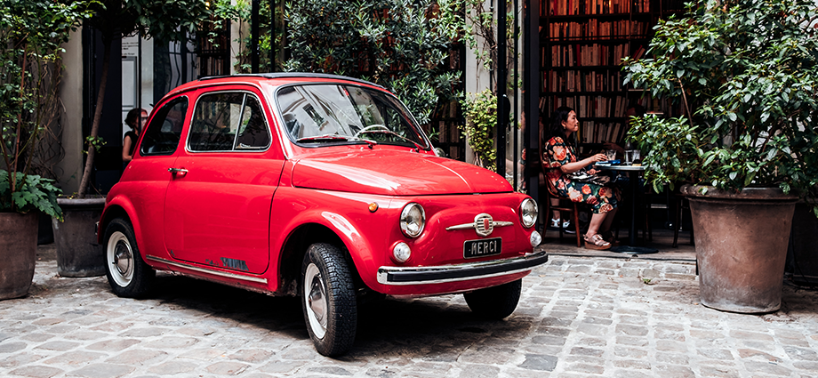 article-red-car-puglia